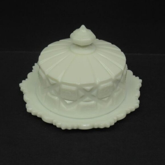 Westmoreland Milk Glass OLD QUILT Round Cheese or Butter Dish with Lid - Picture 2 of 4